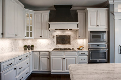 Kitchen - traditional kitchen idea in Raleigh
