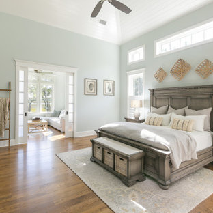 Klassisches Hauptschlafzimmer ohne Kamin mit grauer Wandfarbe, braunem Holzboden, braunem Boden, Holzdielendecke und gewölbter Decke in Charleston