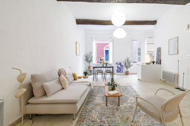 Inspiration pour un salon beige et blanc méditerranéen de taille moyenne et ouvert avec un mur blanc, un sol en carrelage de céramique, aucune cheminée, un sol beige et poutres apparentes.