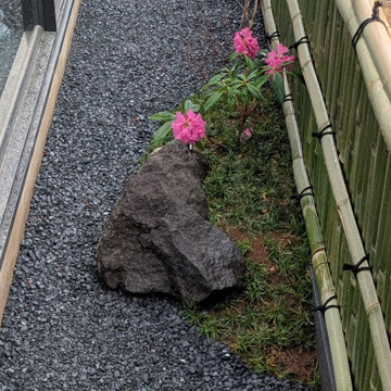 灯籠のある室内から楽しむ坪庭