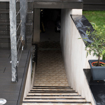 Aménagement d'un jardin avec terrasse en bois composite, garde corps en piquets