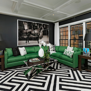 Idéer för ett modernt vardagsrum, med ett finrum, svarta väggar och mörkt trägolv