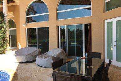 This is an example of a modern patio in Miami.