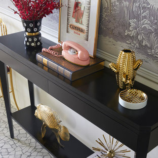 Inspiration för mellanstora eklektiska ingångspartier, med vita väggar, terrazzogolv, en enkeldörr, en svart dörr och grått golv