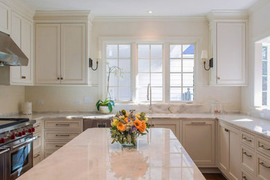 Example of a kitchen design in New Orleans