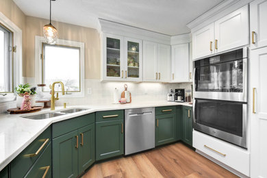Example of a classic kitchen design in Cleveland