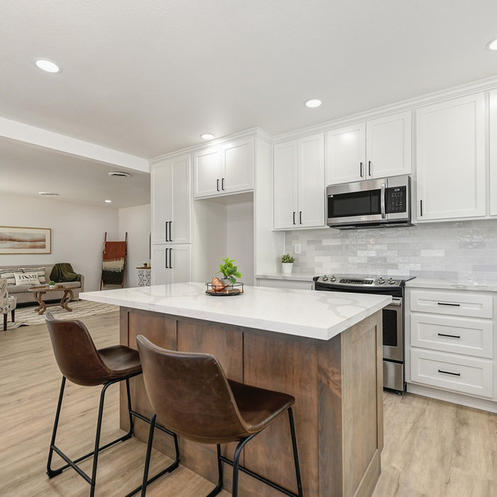 Elegant kitchen photo in Sacramento