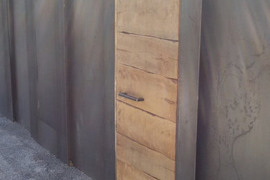 Stahlwand mit Holztüre