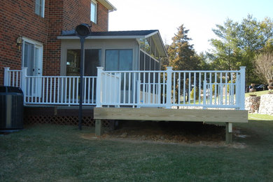Diseño de terraza moderna de tamaño medio sin cubierta en patio trasero