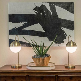 Eklektisk inredning av en mellanstor hall, med vita väggar, heltäckningsmatta och beiget golv