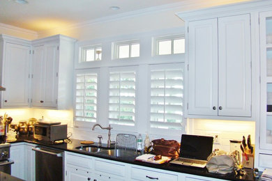 Kitchen - traditional kitchen idea in New York