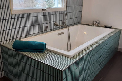 Modelo de cuarto de baño principal minimalista de tamaño medio con bañera encastrada, baldosas y/o azulejos blancos, baldosas y/o azulejos de porcelana y paredes verdes