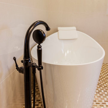Oval freestanding tub