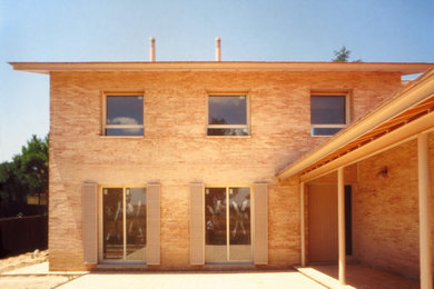 Foto de fachada de casa tradicional renovada grande de dos plantas con revestimiento de ladrillo, tejado a dos aguas y tejado de teja de barro
