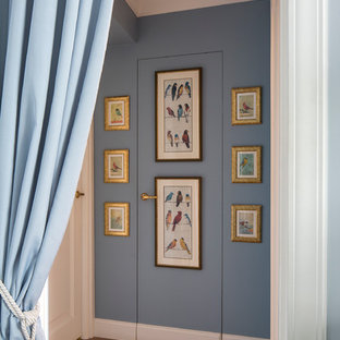 Idéer för att renovera en vintage hall, med blå väggar och mörkt trägolv