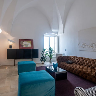 Immagine di un soggiorno mediterraneo con pareti bianche e pavimento beige