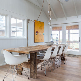 Стильный дизайн: гостиная-столовая в морском стиле с белыми стенами - последний тренд