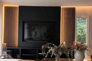 Imagen de salón abierto contemporáneo grande con suelo de madera clara y panelado
