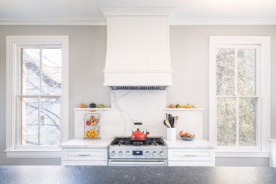 フィラデルフィアにある高級な中くらいなトラディショナルスタイルのおしゃれなキッチン (白いキャビネット、珪岩カウンター、白いキッチンパネル、クオーツストーンのキッチンパネル、シルバーの調理設備、白いキッチンカウンター) の写真
