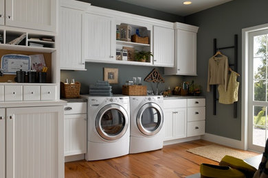 Laundry room - contemporary laundry room idea in Chicago