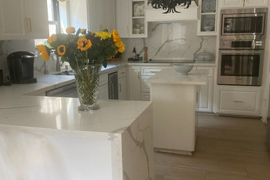 Kitchen - modern kitchen idea in Houston