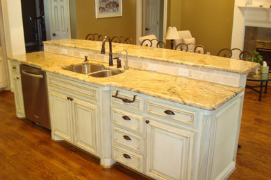 Kitchen - traditional kitchen idea in Jacksonville
