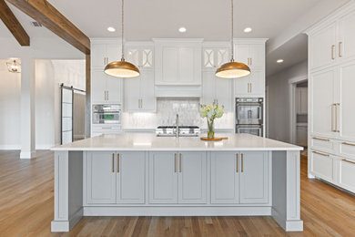 Kitchen - traditional kitchen idea in Dallas