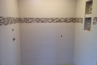 Example of a minimalist bathroom design in Indianapolis