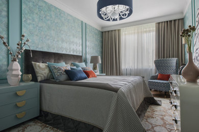 Пример оригинального дизайна: гостевая спальня среднего размера, (комната для гостей): освещение в стиле неоклассика (современная классика) с синими стенами, паркетным полом среднего тона, коричневым полом и обоями на стенах