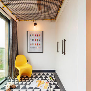 Foto de dormitorio infantil marinero, grande, con suelo de madera oscura, suelo marrón y paredes blancas