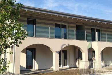 Immagine della facciata di una casa grigia contemporanea a due piani con copertura in tegole
