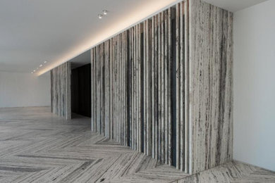 他の地域にある高級な巨大なモダンスタイルのおしゃれなリビング (白い壁、大理石の床、暖炉なし、マルチカラーの床) の写真