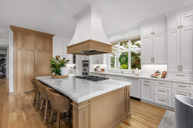 Kitchen - traditional kitchen idea in Portland