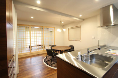 This is an example of a medium sized dining room in Kobe.