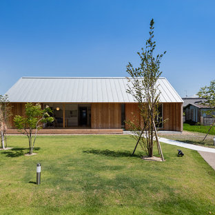 横浜のモダンスタイルのおしゃれな平屋 (木材サイディング、茶色い外壁、切妻屋根) の写真