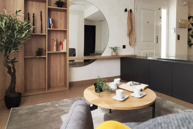 На фото: открытая гостиная комната среднего размера в современном стиле с с книжными шкафами и полками, двусторонним камином, телевизором на стене, панелями на части стены и ковром на полу