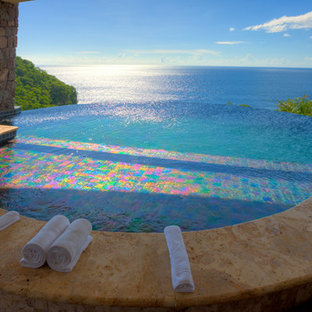 Geräumiger, Gefliester Tropenstil Infinity-Pool auf dem Dach in individueller Form mit Wasserspiel in Sonstige