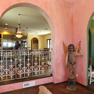 ロサンゼルスの大きい両開きドア地中海スタイルのおしゃれな玄関ロビー (ピンクの壁、濃色無垢フローリング、青いドア、茶色い床) の写真