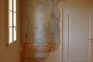 ヴェネツィアにある高級な広いトラディショナルスタイルのおしゃれなロフトリビング (白い壁、大理石の床、ベージュの床、表し梁、羽目板の壁) の写真