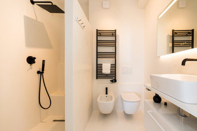 Foto di una piccola stanza da bagno con doccia stile marinaro con ante lisce, un lavabo e mobile bagno sospeso
