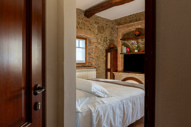 Ispirazione per una camera da letto stile rurale