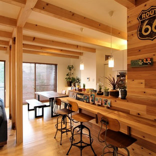 他の地域のモダンスタイルのおしゃれなホームバー (無垢フローリング、茶色い床、茶色いキッチンカウンター) の写真
