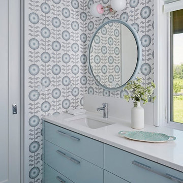 Modern Wisconsin Style Farmhouse Vacation Home Kids Bathroom