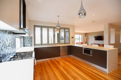 Kitchen - contemporary kitchen idea in Melbourne