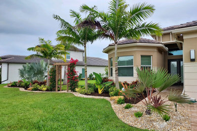 マイアミにあるおしゃれな前庭 (庭への小道、川石舗装) の写真