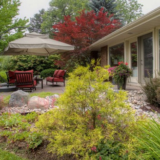 Geräumiger Eklektischer Garten im Sommer, hinter dem Haus mit direkter Sonneneinstrahlung und Betonplatten in Toronto