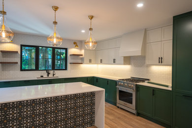 Kitchen - transitional kitchen idea in Vancouver