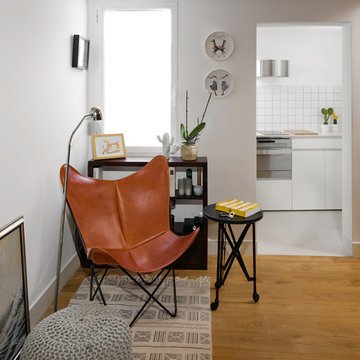 Vista de una pequeña zona de lectura, frente al acceso a la cocina.