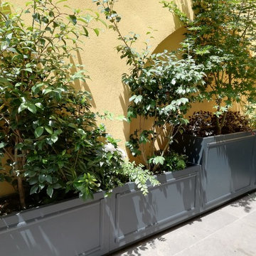 Terrazzo con fioriere classiche e mobili su misura