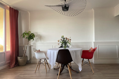 Réalisation d'une salle à manger ouverte sur le salon minimaliste de taille moyenne avec un mur blanc, parquet clair et un sol beige.
